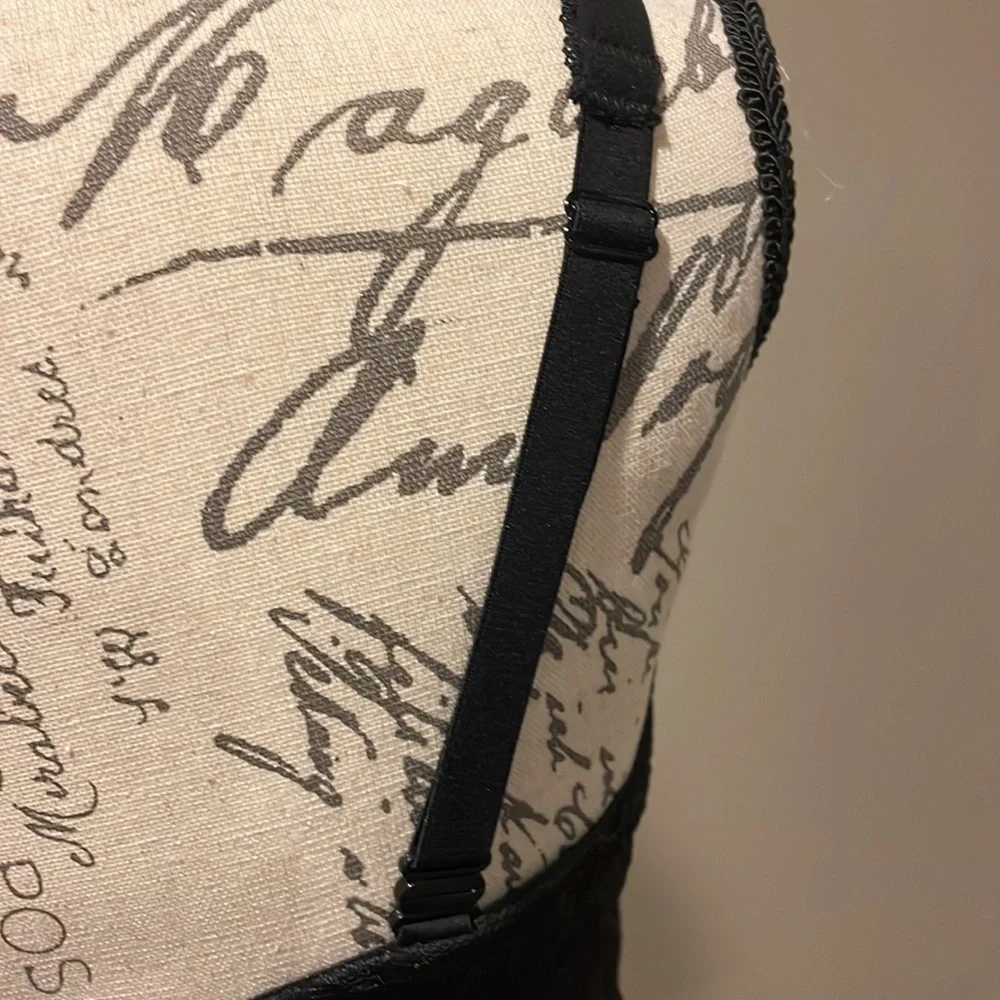 EUC 38D Victoria’s Secret bra - Body by Victoria.​​ - Picture 6 of 9